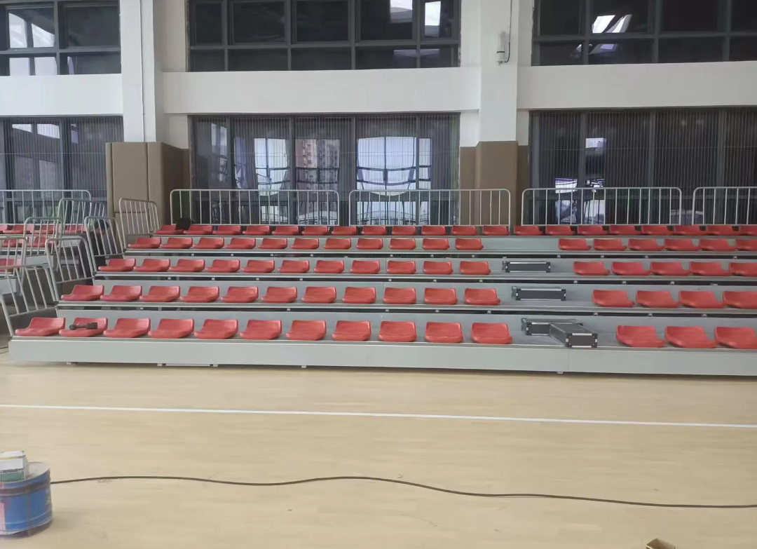 Low-back retractable grandstand seats