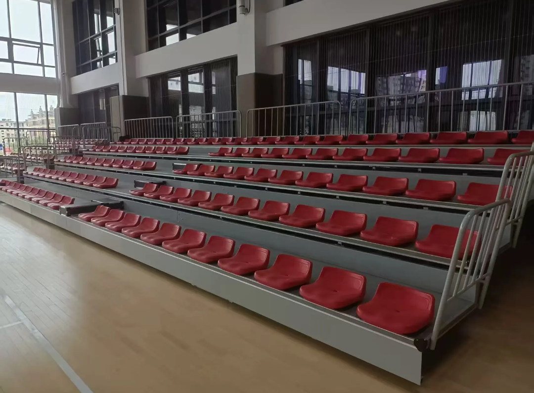 Low-back retractable grandstand seats